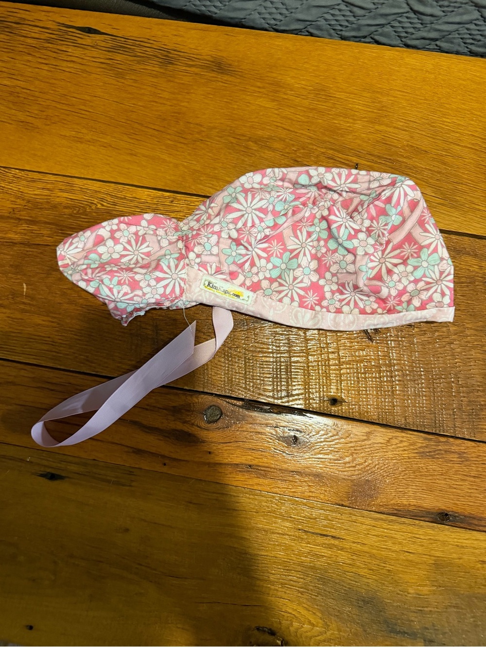 Women’s scrub cap only has one string